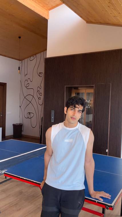 Aviral playing table tennis